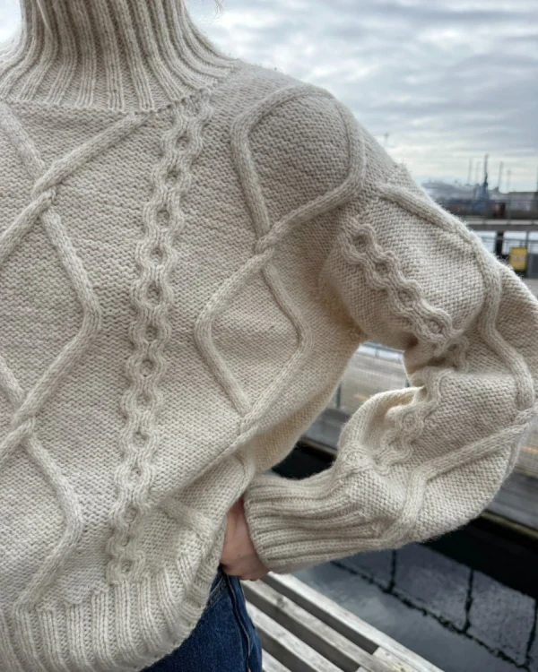 saga-sweater-4.webp