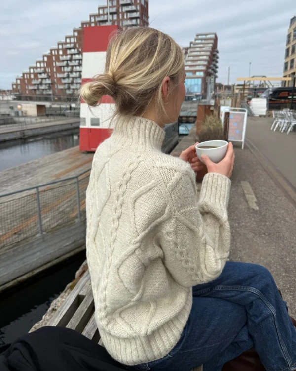 saga-sweater-1.webp