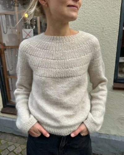 anker-sweater-woman.webp